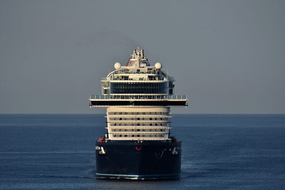 Круизный лайнер Mein Schiff 3 столкнулся с контейнеровозом в Бремерхафене