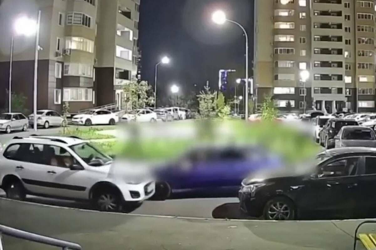 À Kazan, un conducteur sans permis s'est écrasé dans une voiture garée