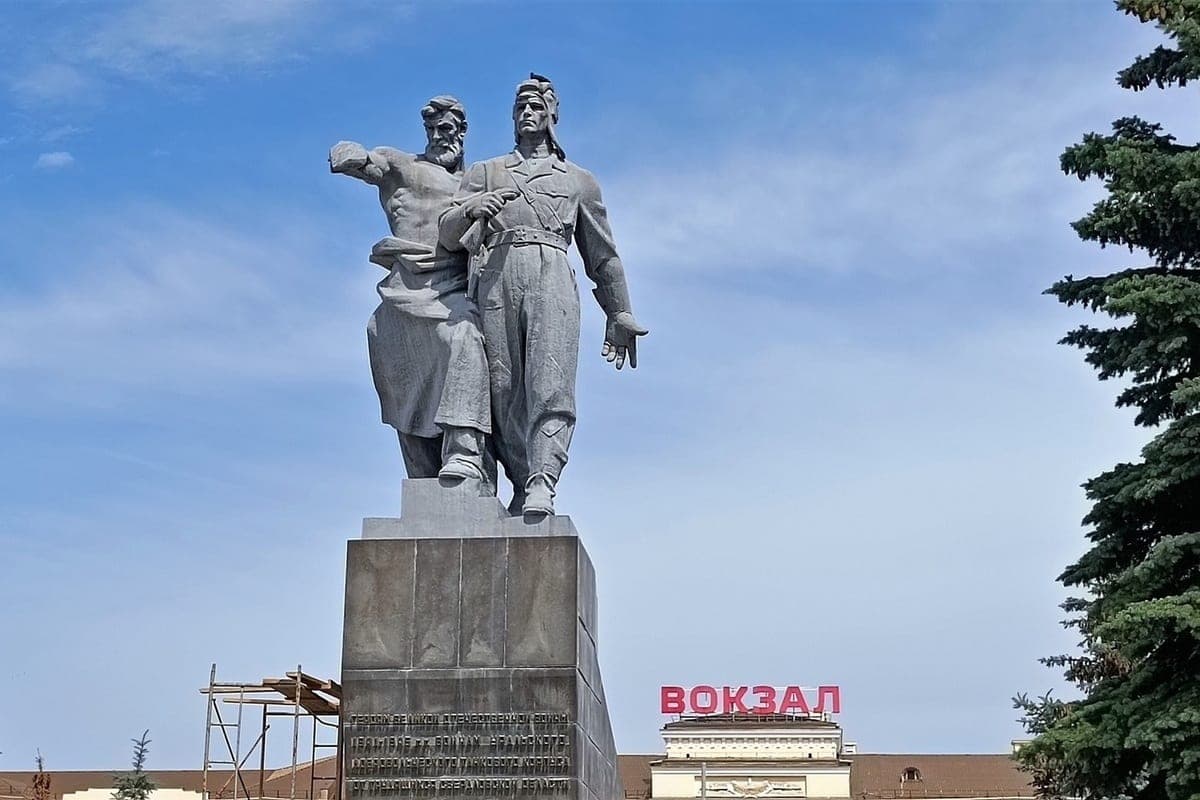 Благоустройство площади у ж/д вокзала Екатеринбурга завершено на 93%