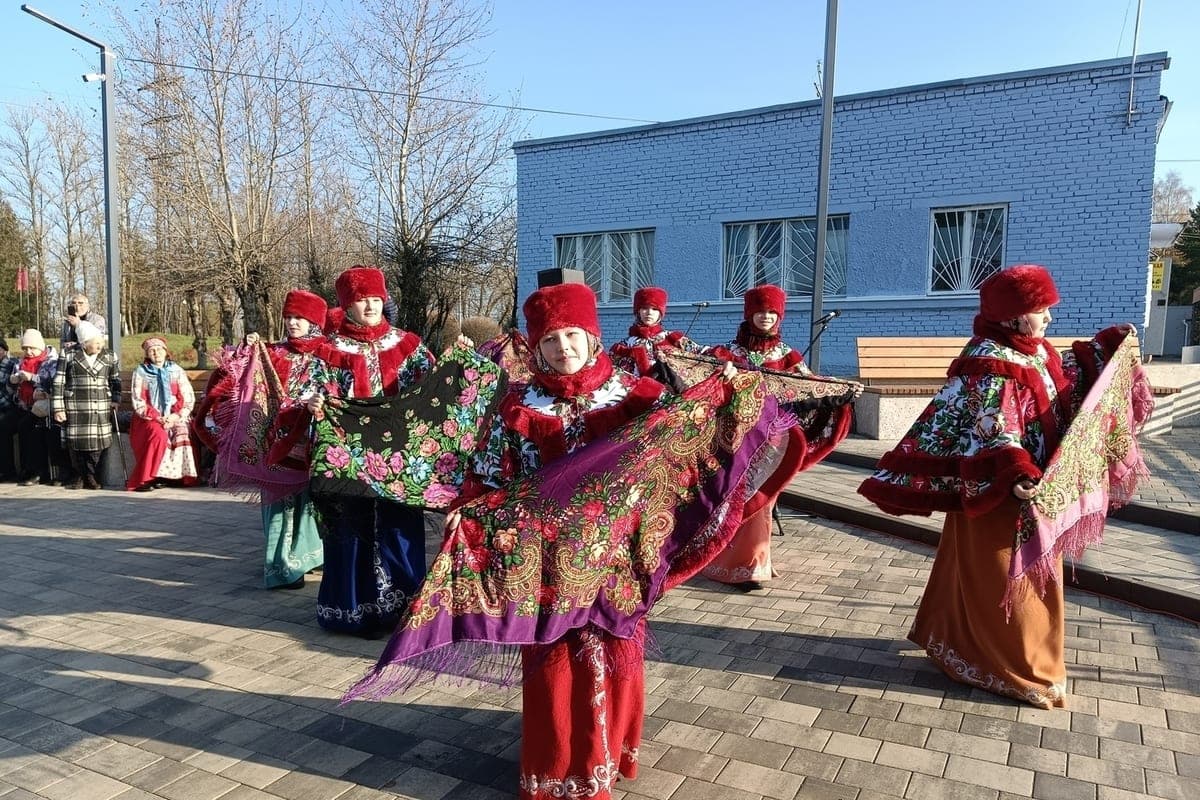 В Войсковицах благоустроили главную поселковую площадь