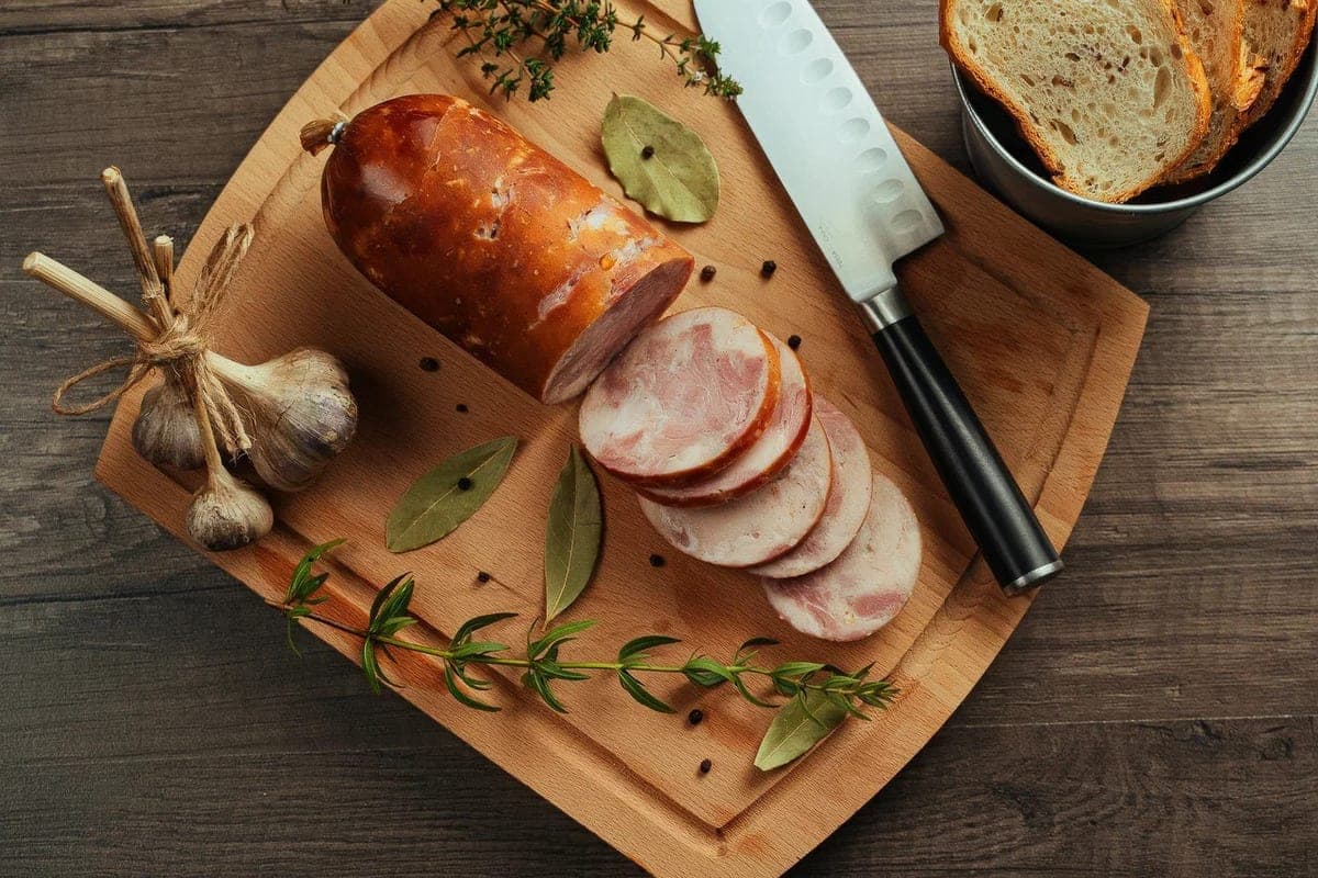 Специалисты Тверской лаборатории нашли незаявленное мясо курицы в колбасе