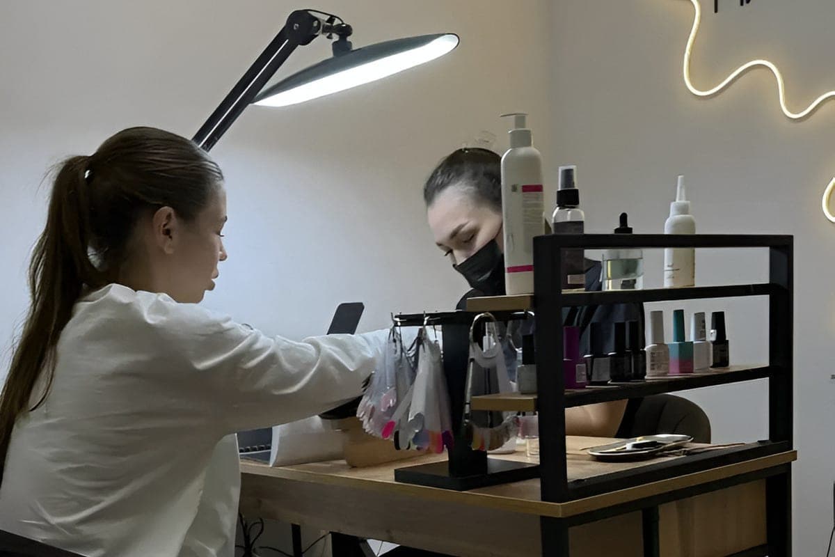 Social contract helped a resident of the Sumerlin district to open a nail service