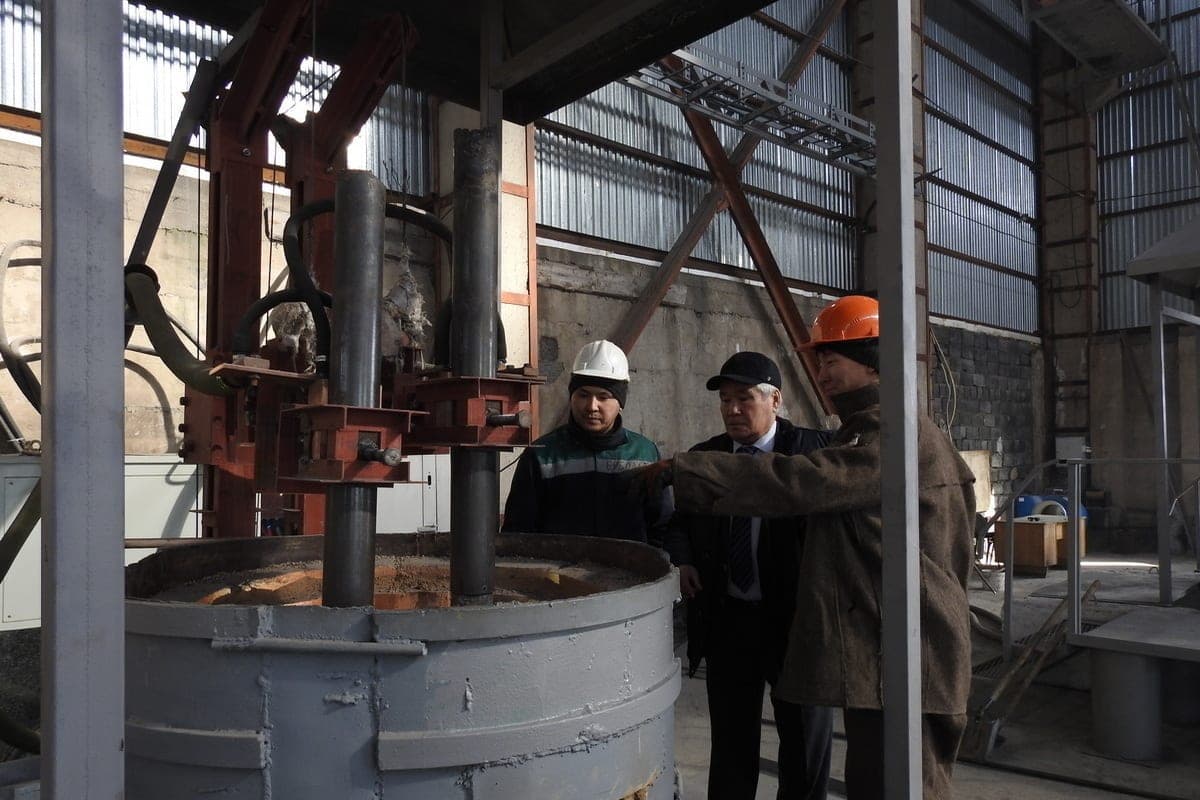 Scientists working for metallurgy