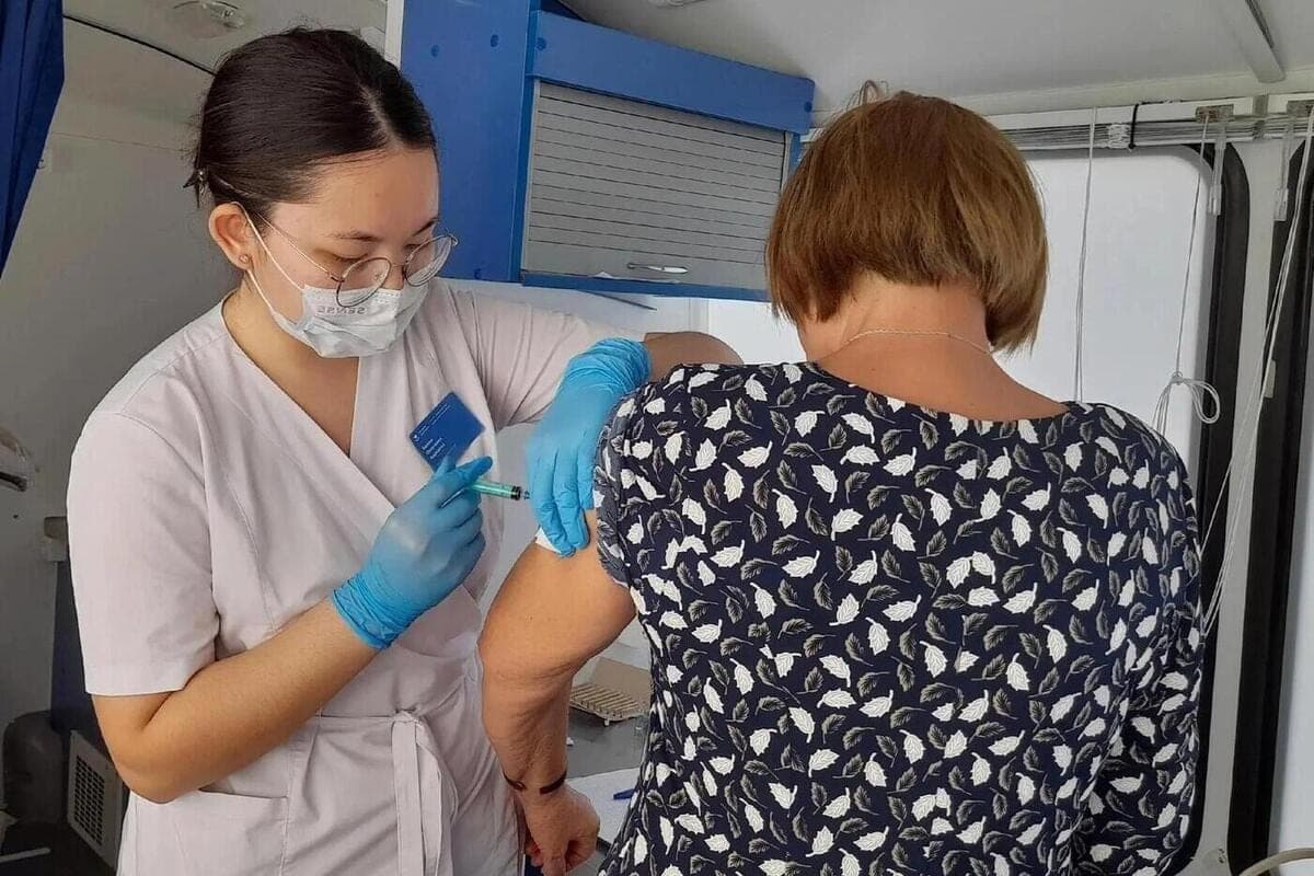 Doctors from the district center of Kalmykia conduct field examinations for residents of the district