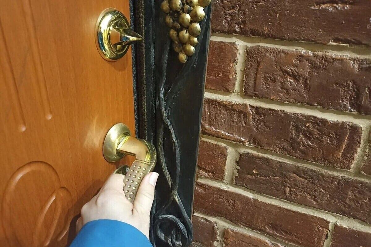 St. Petersburg began to save on repairs and more often buy doors