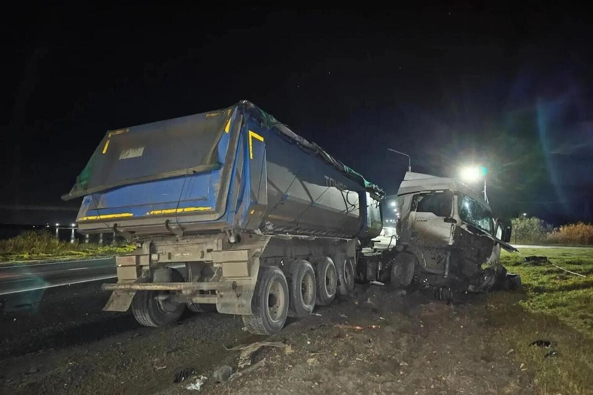 Deadly overtaking: near Novosibirsk, a young Nissan driver died in a head-on collision with a truck