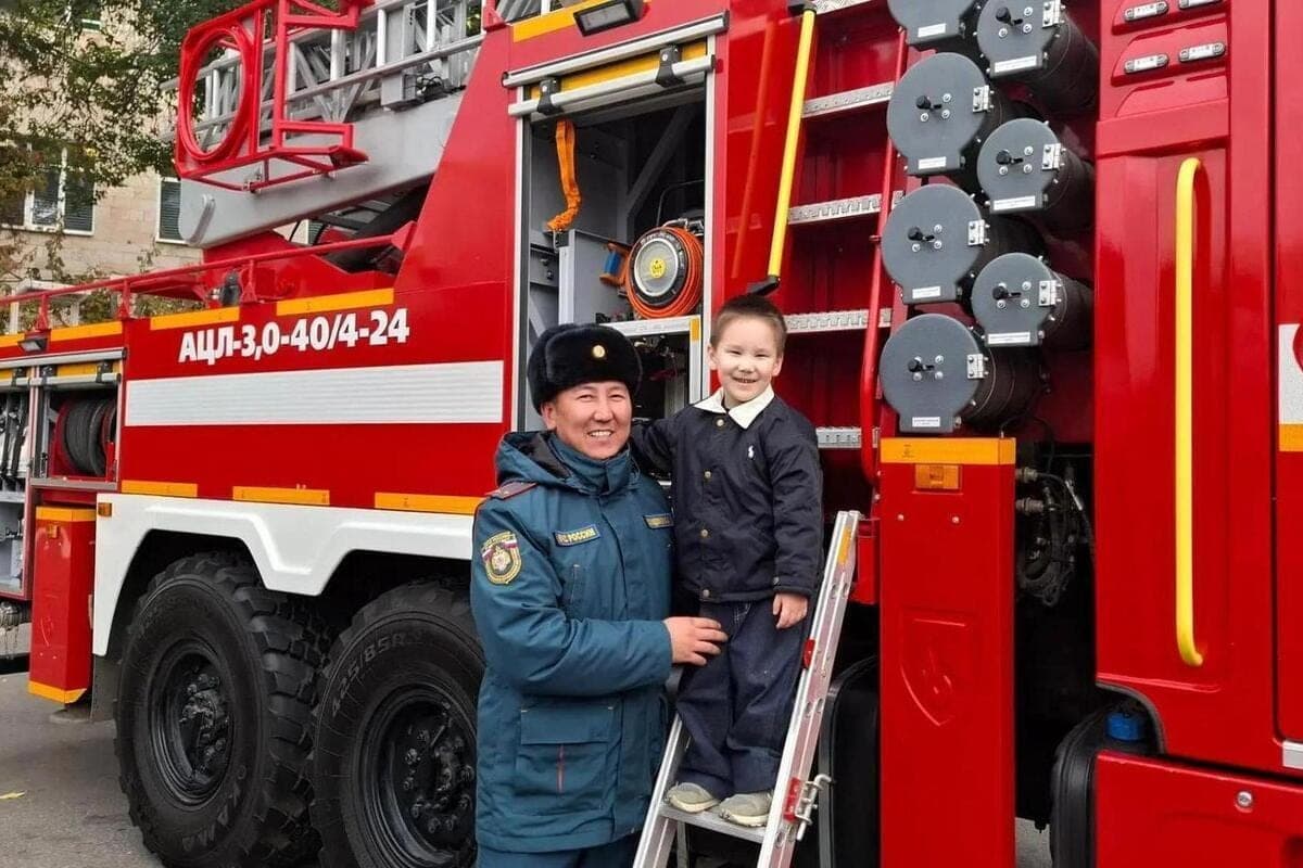 In Elista hielt eine Ausstellung von Feuerausrüstung für das Jubiläum des Kalmyk Brandschutzes