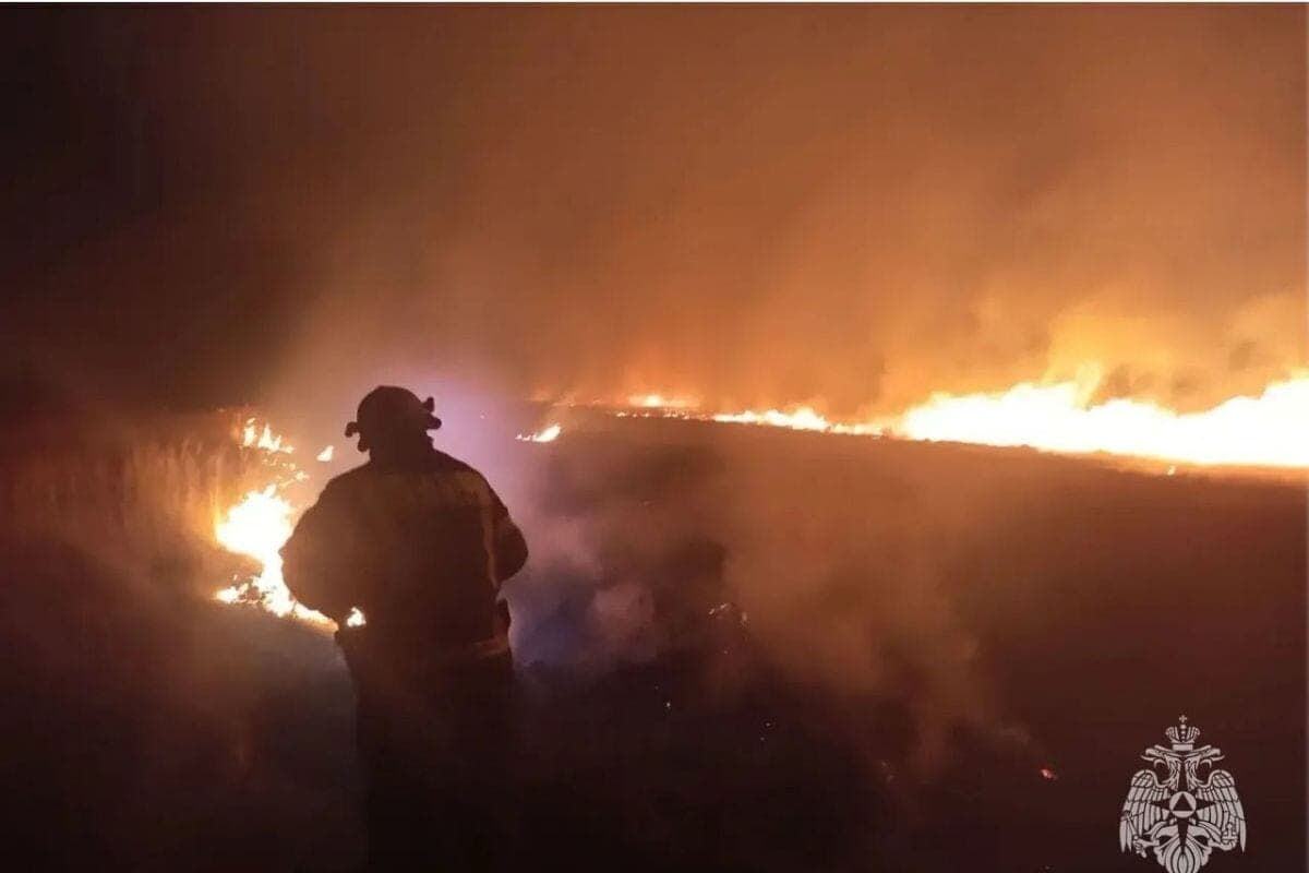 Bomberos Lipetsk fueron a extinguir la basura y la hierba seca 18 veces al día