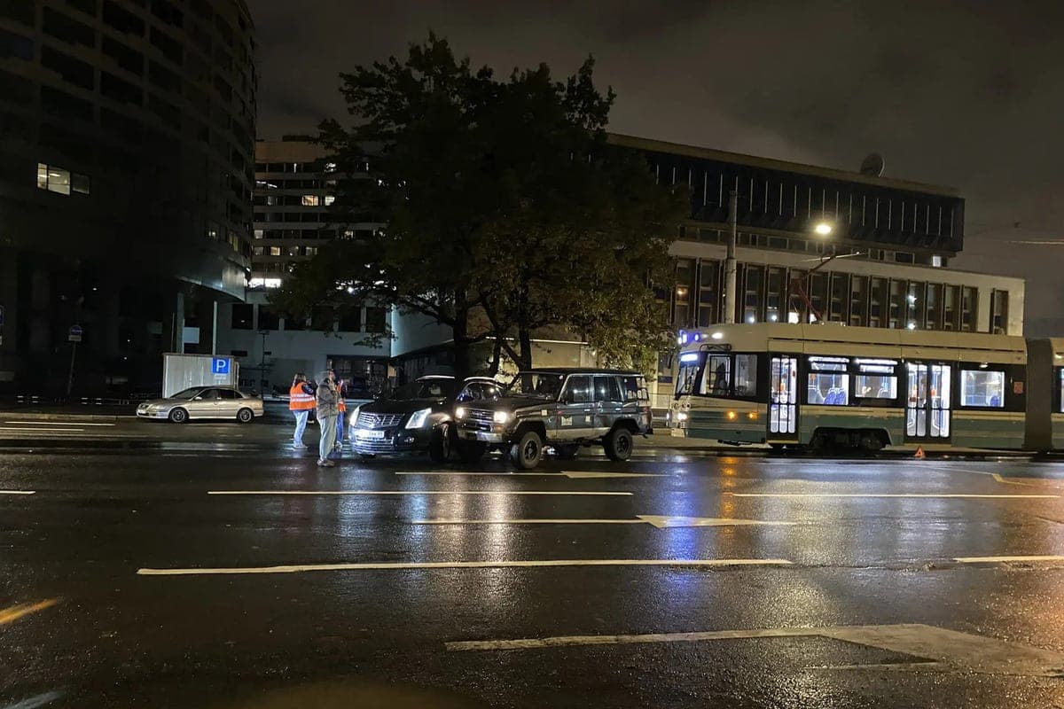 Zwei Autos kollidierten an den Straßenbahnstrecken der Finnischen Avenue