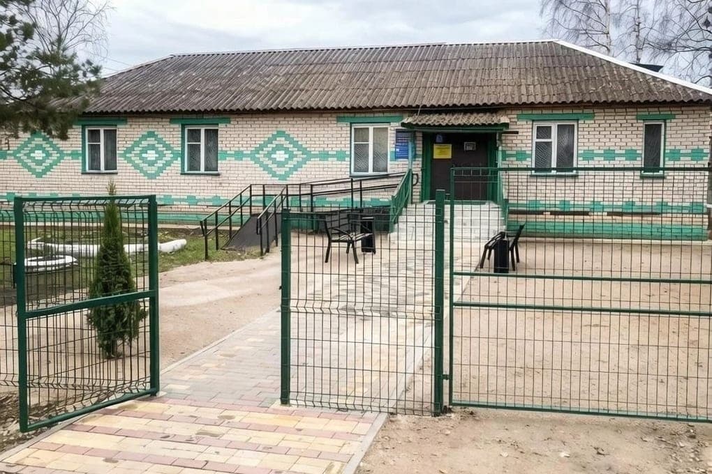 В Парфине на налоги самозанятых благоустроили территорию библиотеки