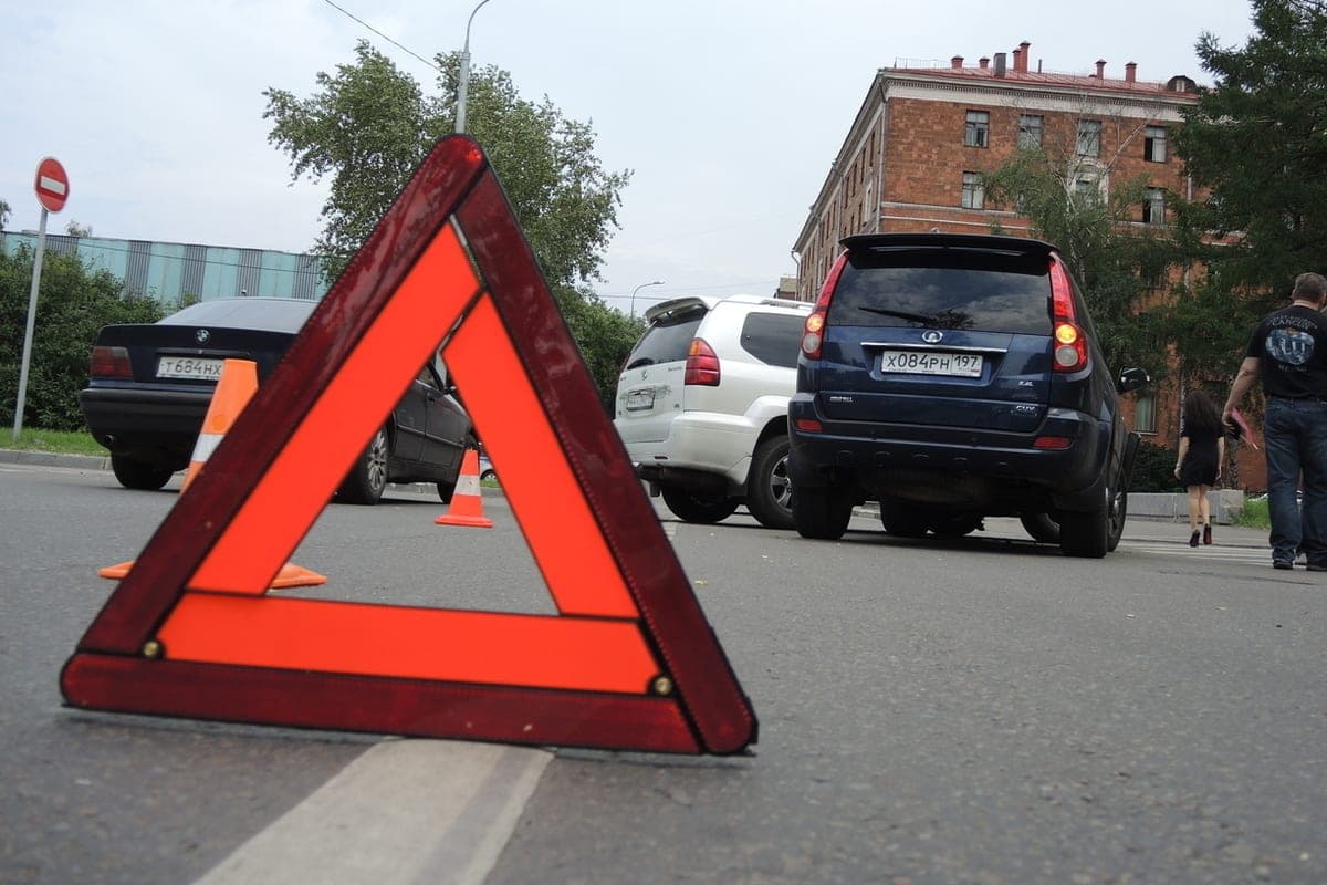Столб упал на две легковые машины после ДТП в Подмосковье