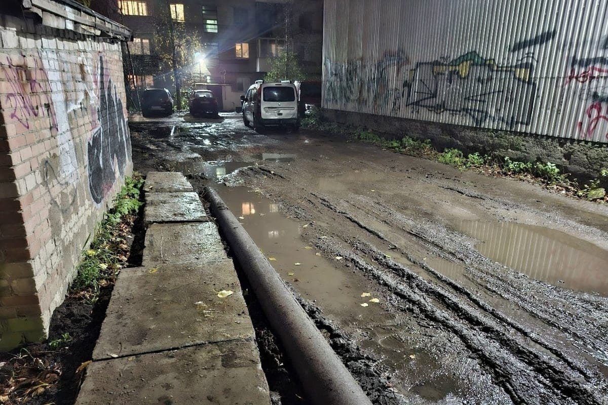 В центре Архангельска жильцы сами сделали тротуар, чтобы пройти от дома до дороги