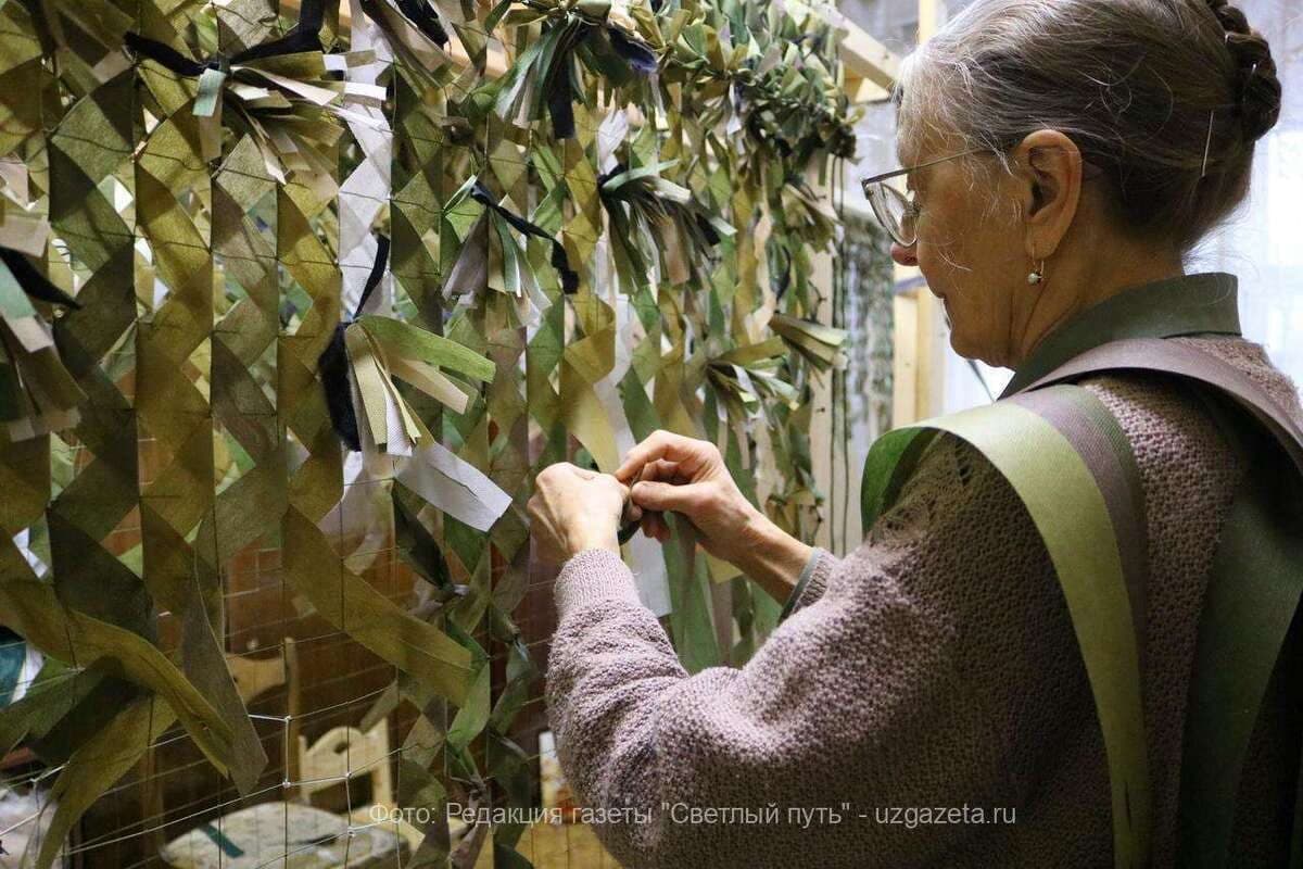 Veterans from Yuzha weave camouflage nets