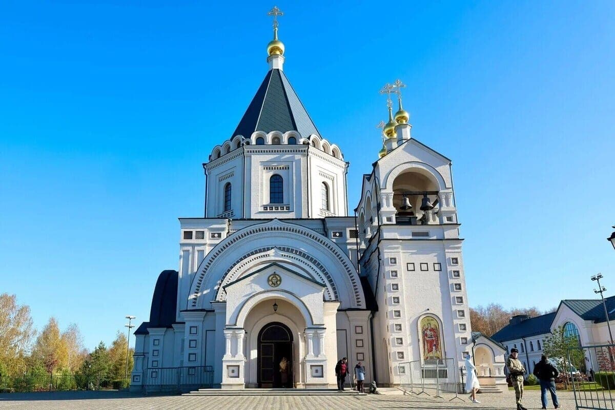 Patriarca Kirill celebra la liturgia en la iglesia revivida cerca de Domodedovo