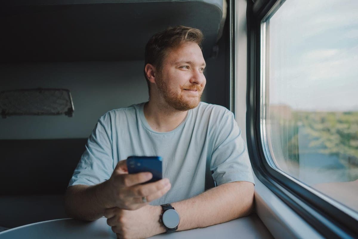 The American got on a Russian train and was shocked: what is happening there? Borsch, samovar and soul mates brought. Now he's ashamed of U.S. trains
