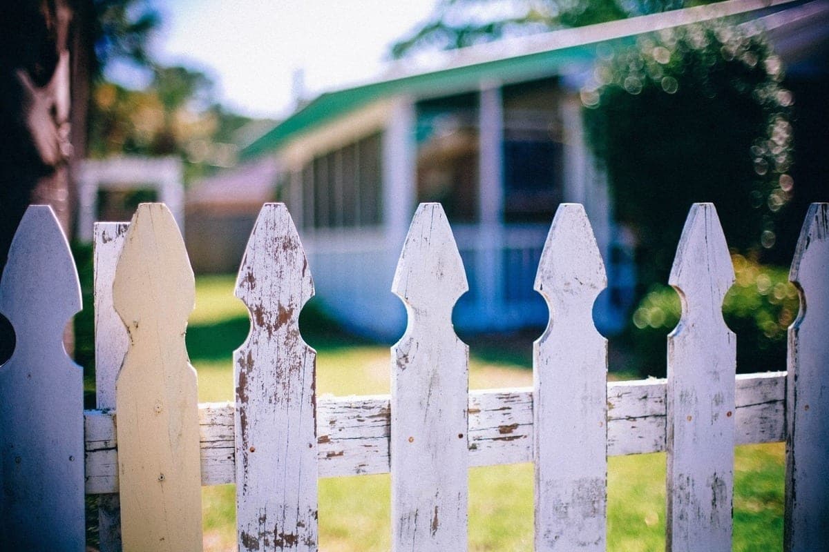 Residents of Kherson explained when the neighboring fence may be obliged to demolish