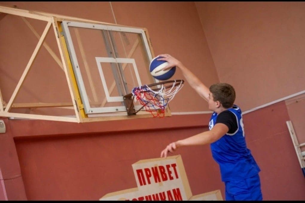 Der Direktor der SSUOR Yuri Glebov lud junge Basketballspieler ein, die Schule zu betreten