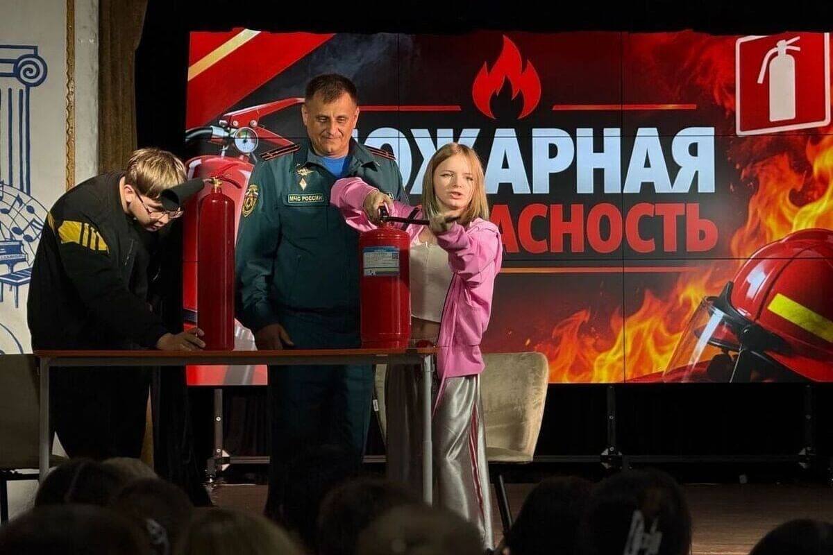 In Melitopol hielten Feuerwehrleute eine Brandschutzstunde für College-Studenten ab