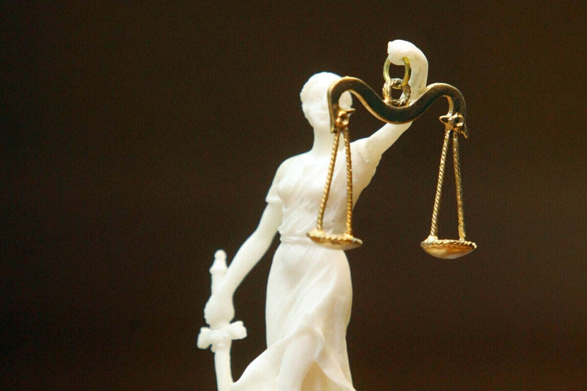 The case of the official who tried to escape with gold crutches was transferred to court