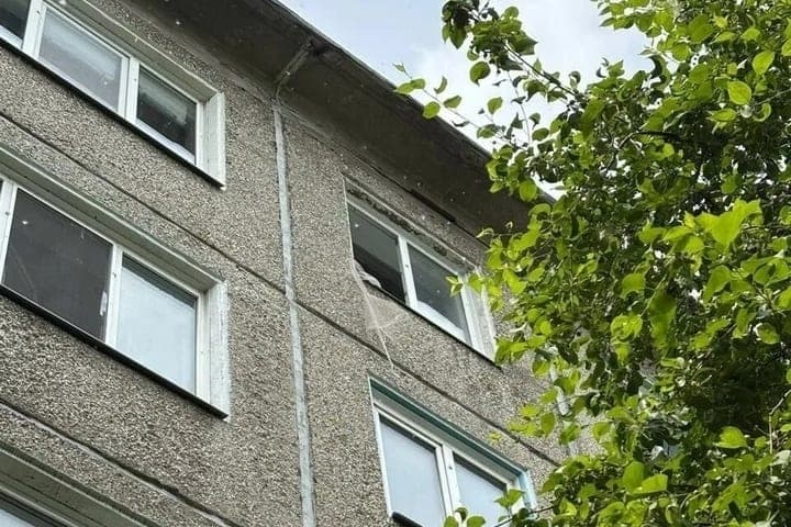 Die Mutter des Kindes, das aus dem Fenster des 4. Stocks in Kirov fiel, bestrafte