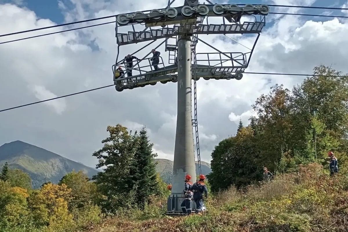 In the mountains of Sochi, rescuers worked out the evacuation of people from the cable car