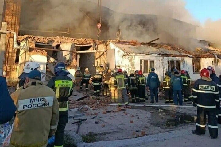 From the fire in Ivanovo from the rubble carry out the dead firefighter
