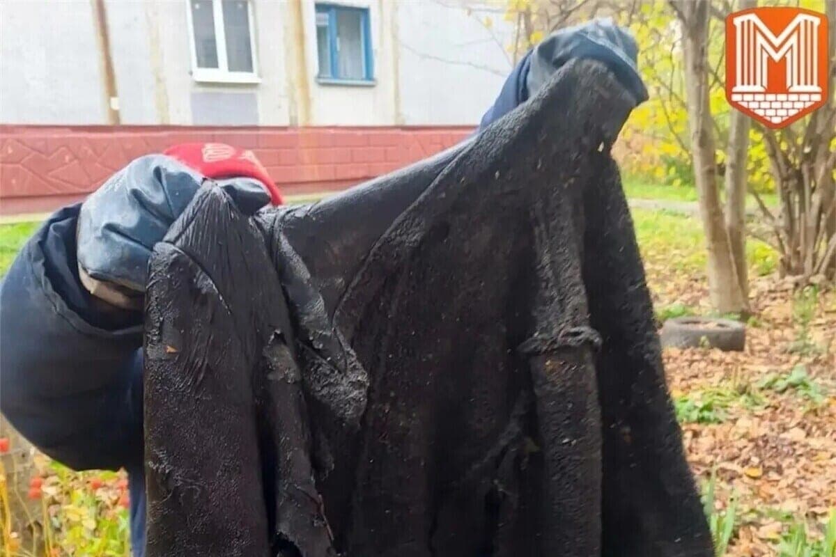 Калужские коммунальщики нашли куртку в канализации