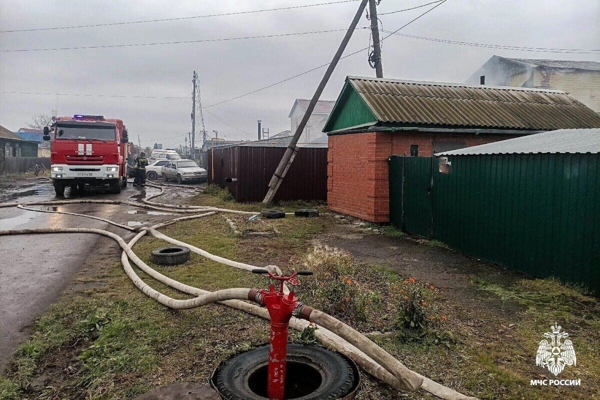 Four children evacuated from a burning house on the street in Omsk