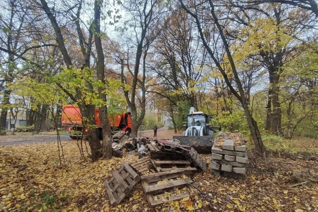 В Курске по решению суда убрали стихийную свалку у лодочной станции