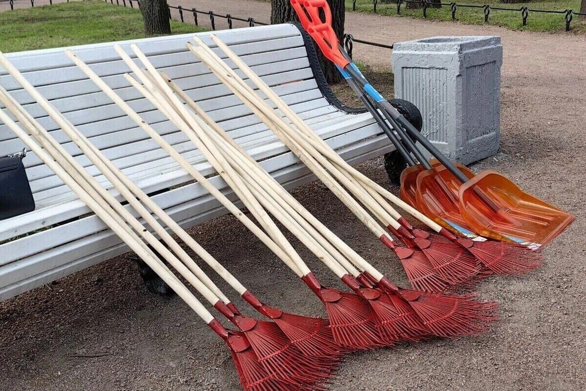 In Severomorsk put in order several streets and a playground