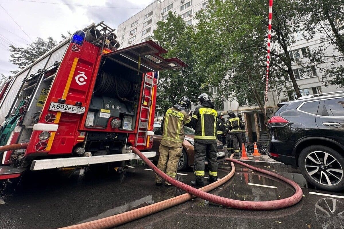 На юге Москвы загорелся автосервис