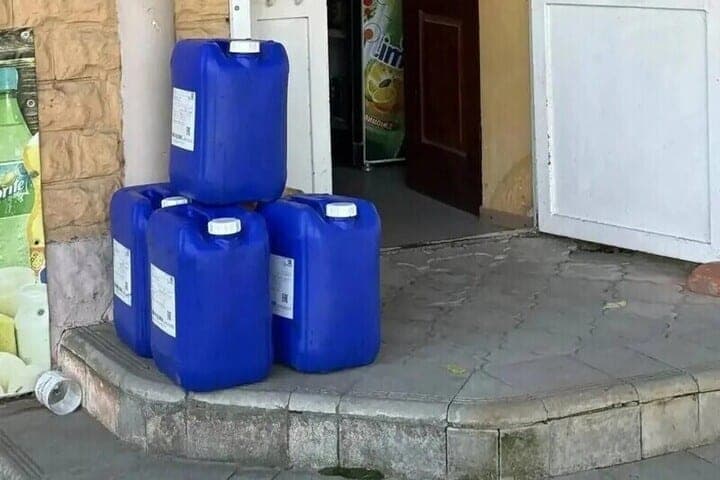 В Токмакском округе незаконно продают бензин в магазинах и на дорогах