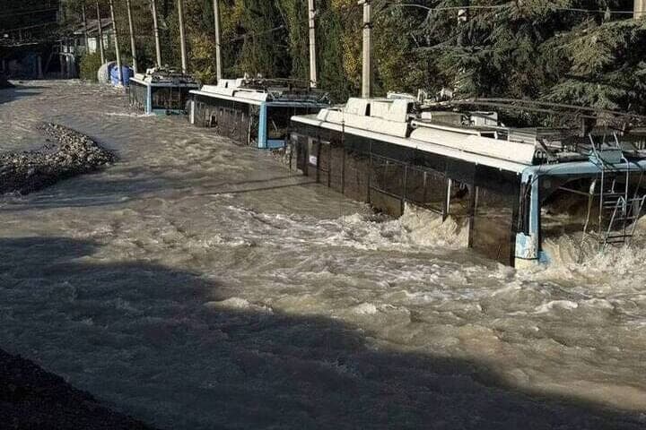 En Miskhor, el agua inunda tres edificios de apartamentos