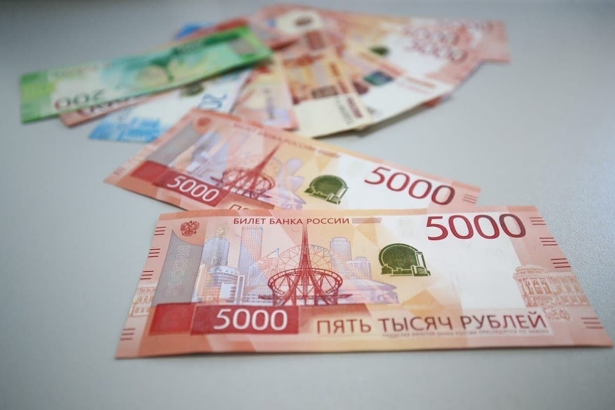 Astrakhan gave 20 thousand rubles to the “girlfriend” from the messenger