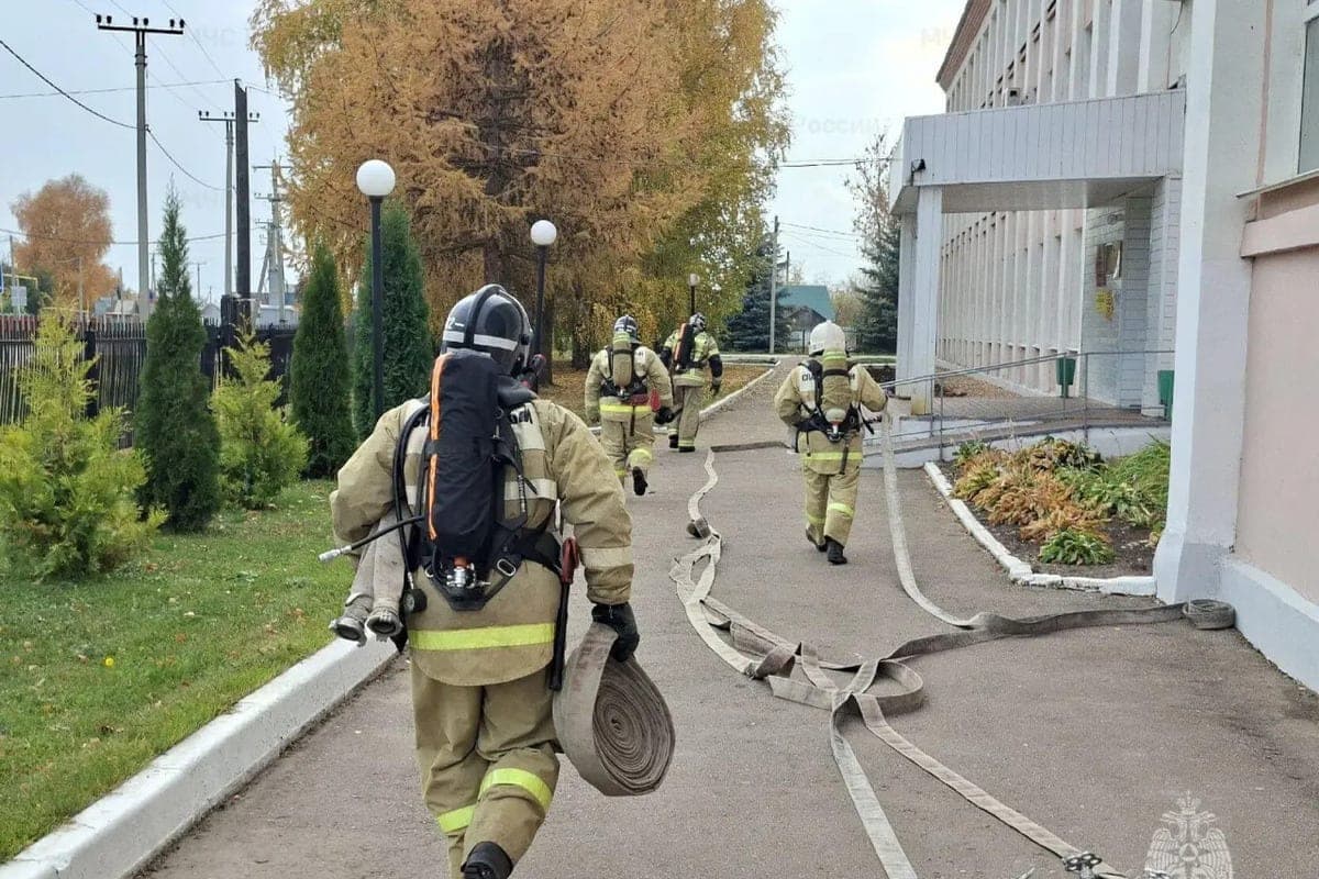 En los viejos bomberos de la escuela Yuriev rescató a tres personas en un fuego condicional