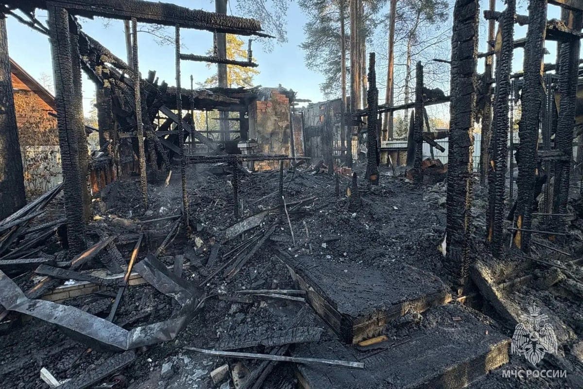 В Ленобласти мощный пожар уничтожил частный дом и грозил перекинуться на второй