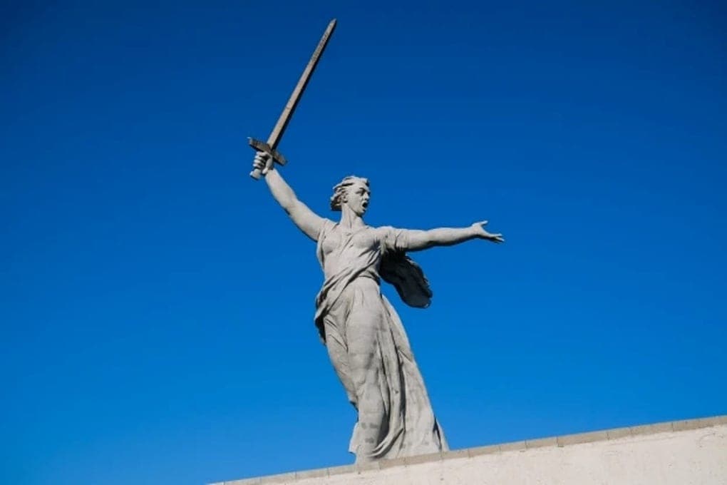 In Volgograd, the pedestals with the land of the hero cities will temporarily leave Mamaev Kurgan