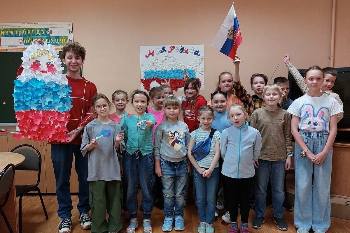 Vasily Anokhin felicita a los empleados de la educación adicional por sus vacaciones profesionales
