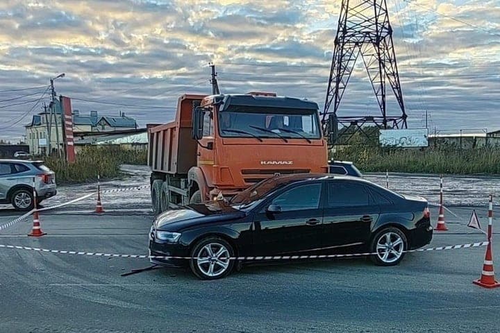 Водитель иномарки получил травму головы в ДТП с грузовиком на Сырковском шоссе