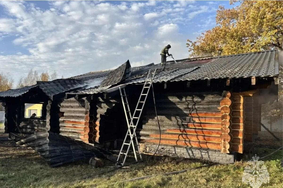 Деревянный жилой дом площадью 225 «квадратов» горел в Задонском округе