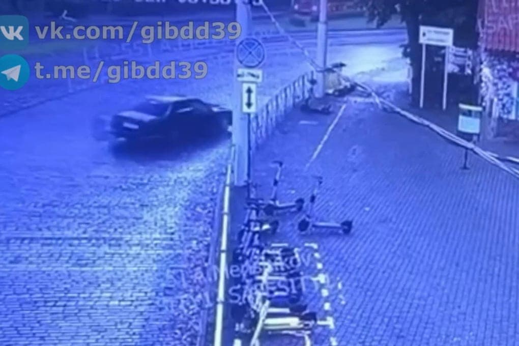 На проспекте Мира в Калининграде Mercedes влетел в ограждение