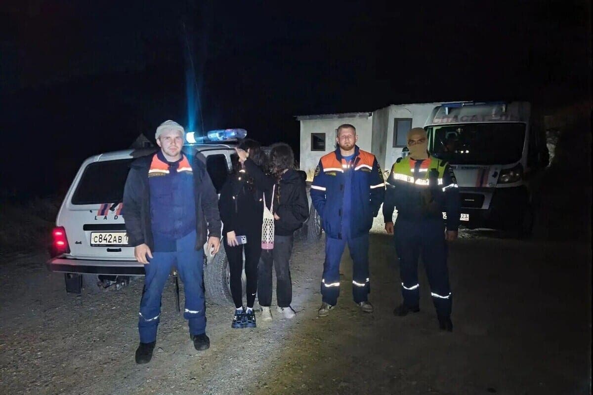 Две девушки потерялись ночью в горах Новороссийска