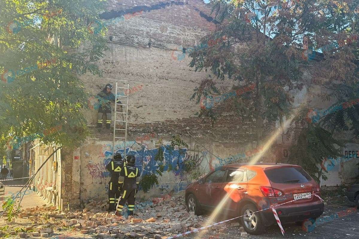 In Rostow auf einem geparkten Auto eingestürzt die Mauer eines alten Hauses auf Turgenevskaya