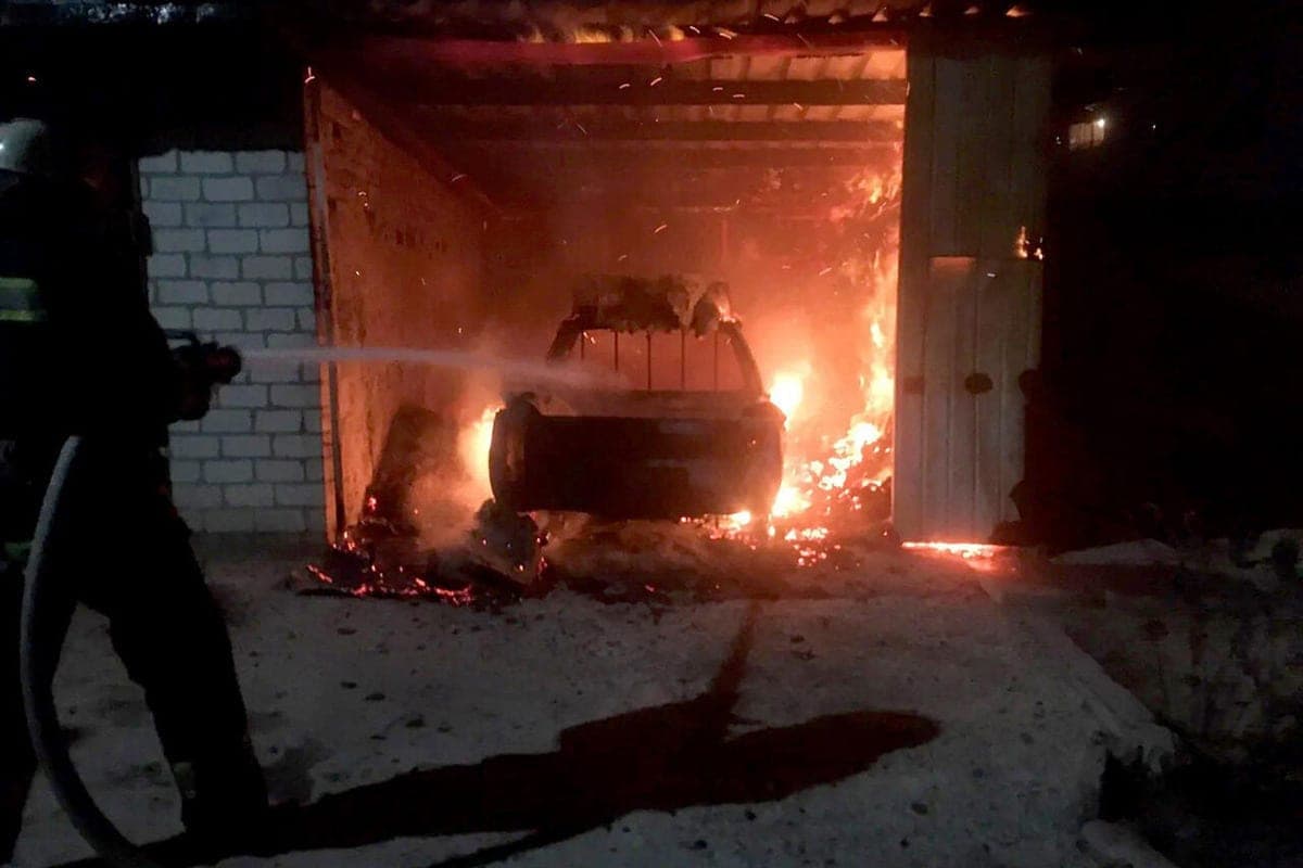 В Воронеже в гараже сгорела снегоуборочная техника, машина и велосипед