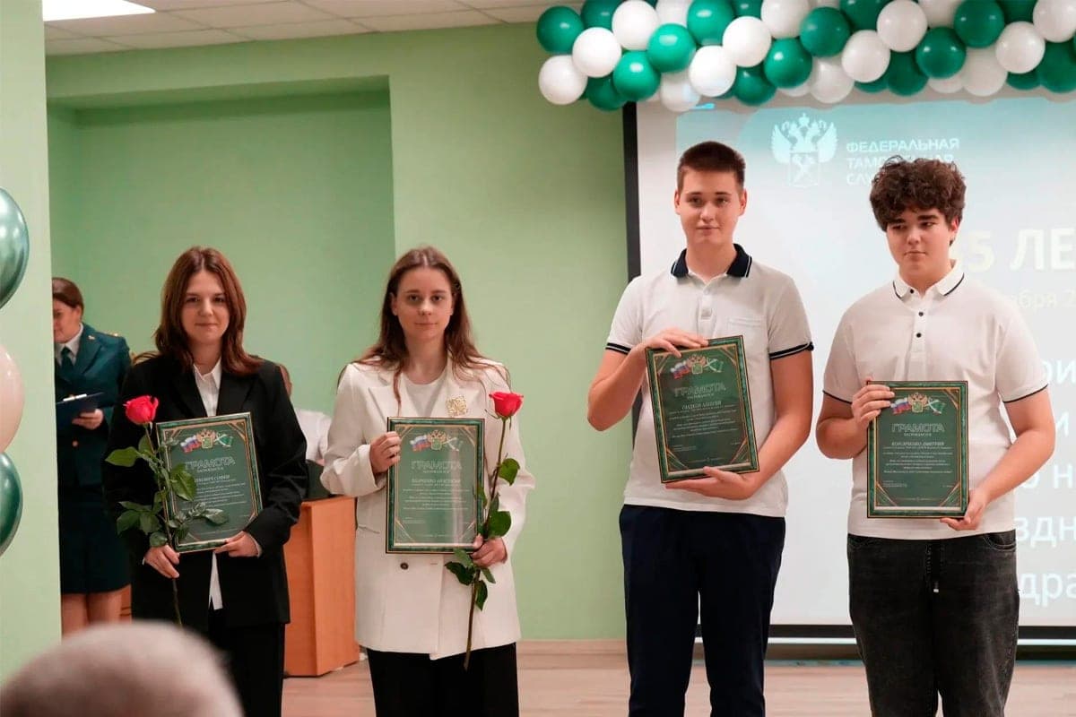 Луганские школьники осваивают таможенное дело