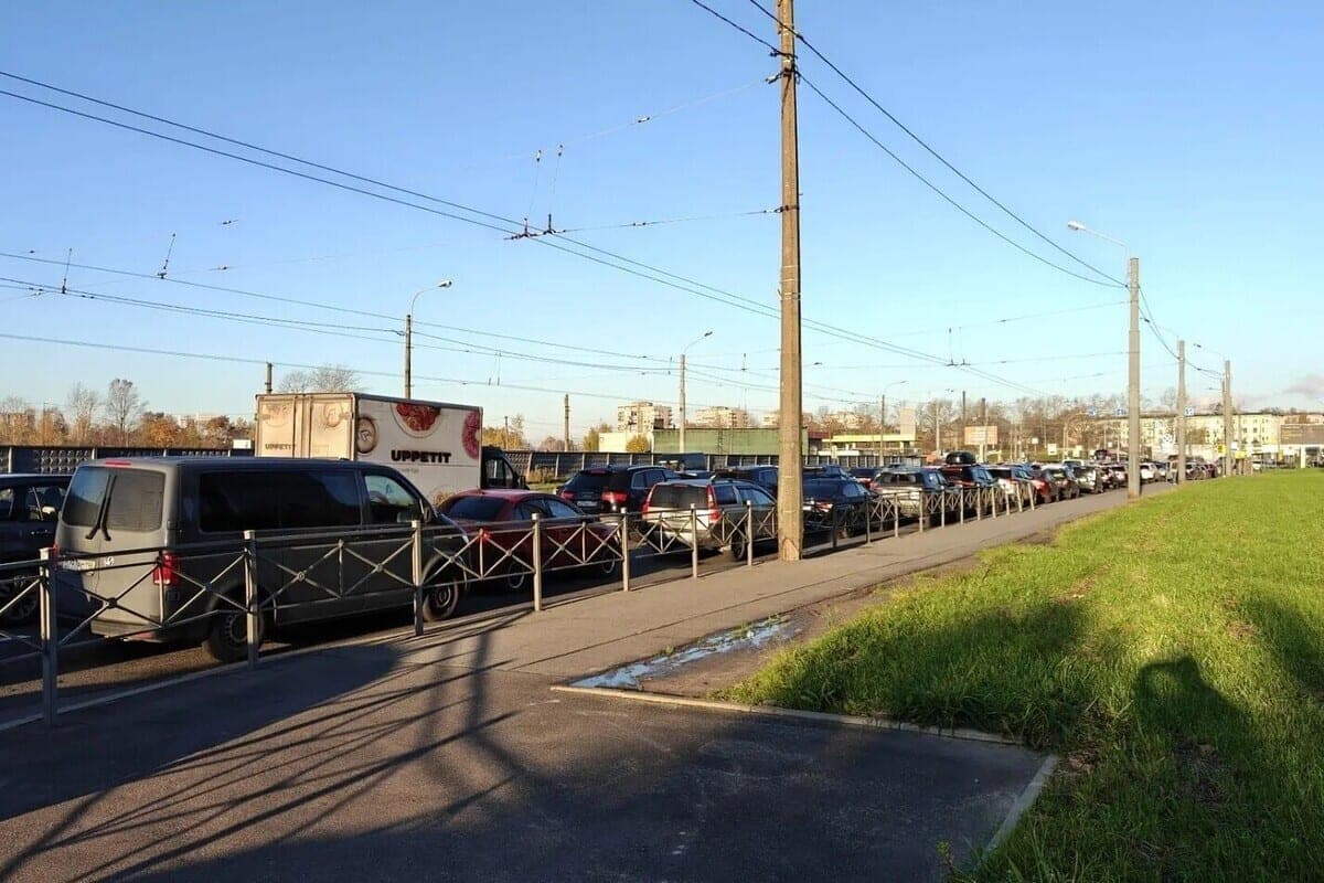 Выезд из Невского района парализовала пробка на Дальневосточном проспекте