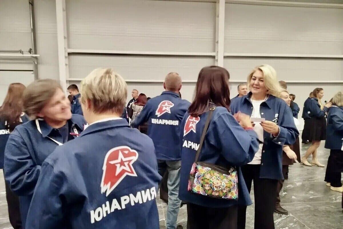 General der Armee Isakov traf die Führer der Jugend in Kaluga