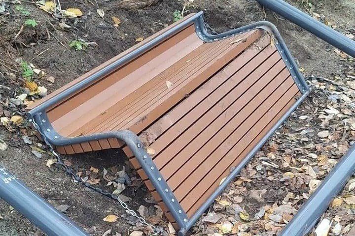 Любители почесать руки сломали новые качели в Добрынинском сквере