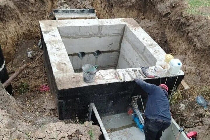 Utilities lay a heating line to the school in the village of Novgorodkovka