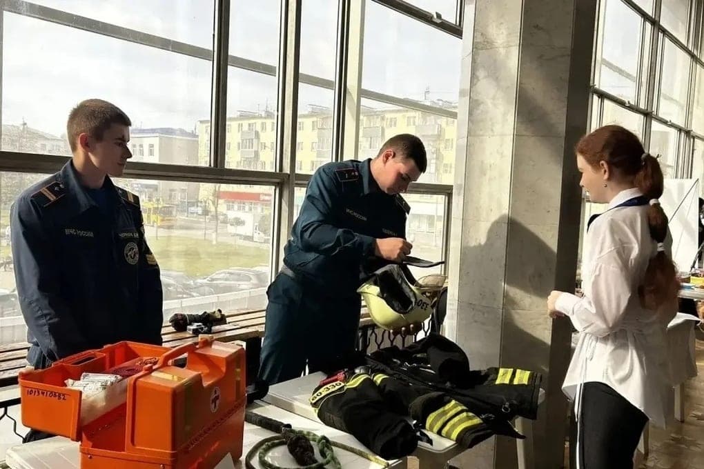 Schoolchildren Serpukhov looked into the everyday life of rescuers